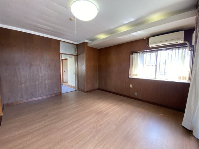 伊敷6丁目　中古戸建ての居間・リビング|南向きで明るいお部屋です。