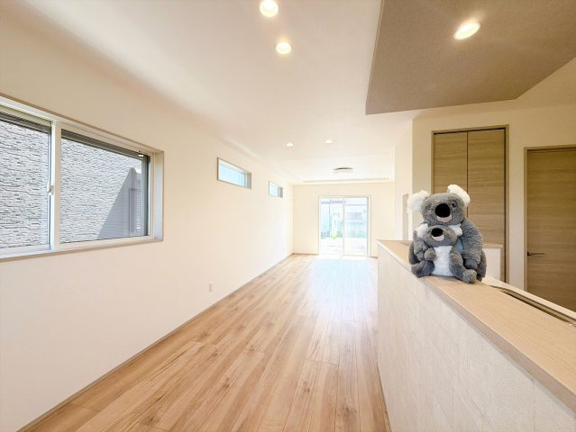 【居間・リビング】 | 前橋市箱田町　新築住宅 | 窓から差し込む陽光がリビングでくつろぐ家族を暖かく包み込みます。光溢れる空間で子育てする喜び。生活の中心となるLDKで贅沢な時間を家族とお過ごしください。