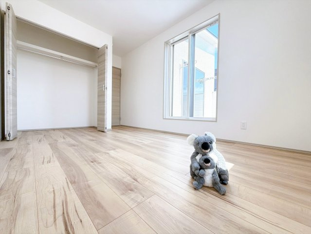 【洋室】 | 前橋市箱田町　新築住宅 | 窓からそそがれる暖かみのある明るい空間。広々としたプライベート空間で自分の時間を楽しめます。フローリング仕様で普段のお掃除も楽々です。