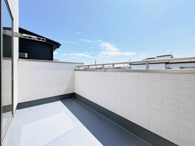【バルコニー】 | 前橋市箱田町　新築住宅 | 朝日を感じながらコーヒーを楽しんだり、夜風にあたりながらリラックスしたりと、日々の暮らしに心地よいひと時をプラスします。