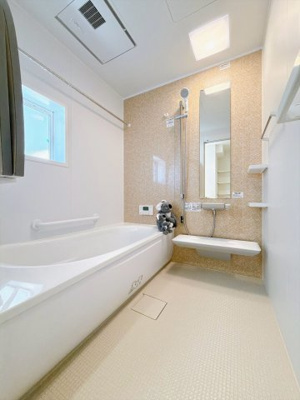 【浴室】 | 前橋市箱田町　新築住宅 | ほどよい優しいライトに包まれたバスルーム。香りの良いバスソルトに身をまかせ、浴槽でゆっくりと深呼吸。一日の疲れが癒されます。