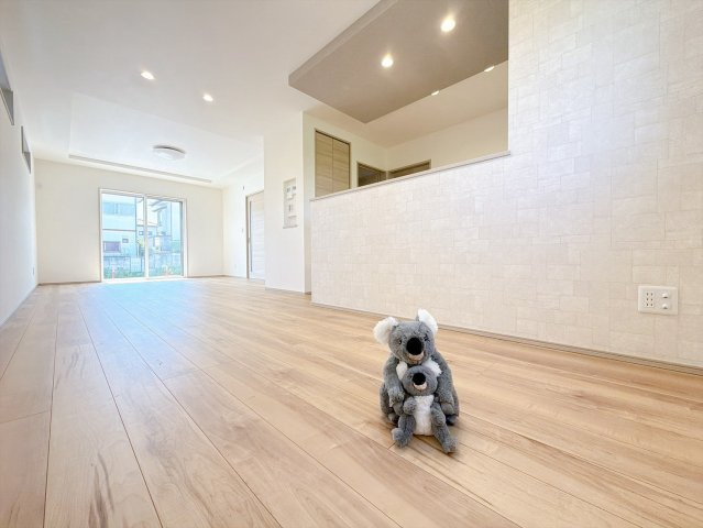 【居間・リビング】 | 前橋市箱田町　新築住宅 | 窓からのあたたかい光をあびながらの朝食。今日も一日がんばれそう！と思えるリビング。