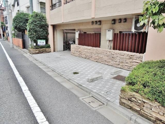 シャイン小石川の駐車場