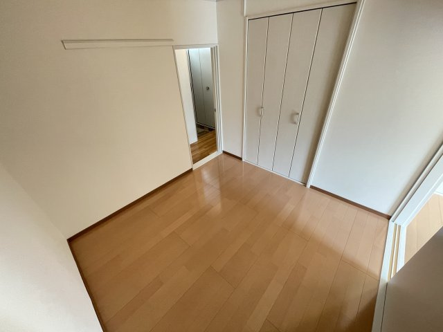 ツイン・ウエルスA棟の洋室