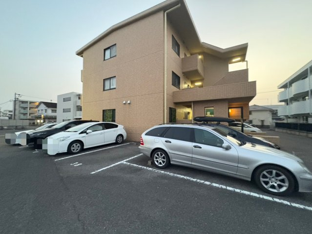 萩野マンションB棟の駐車場
