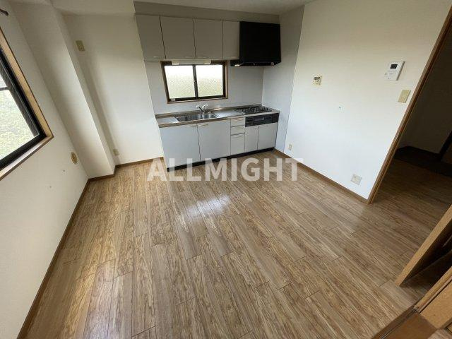 稲城市矢野口の賃貸マンションの居間・リビング|★お部屋探しはオールマイト不動産までご相談下さい♪