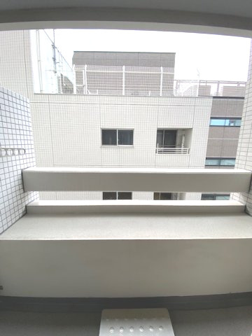 プライムアーバン日本橋茅場町のバルコニー|外からの目が気にならないバルコニーで洗濯物が干せます