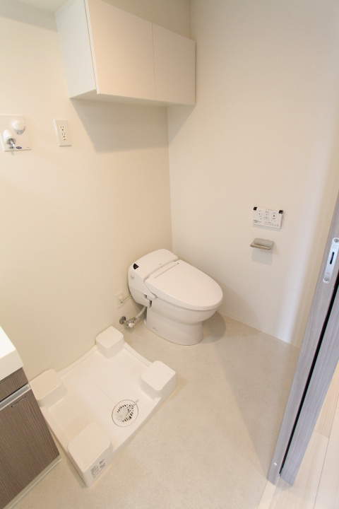 プラウドフラット三越前のトイレ|ゆったりとした空間のトイレです
