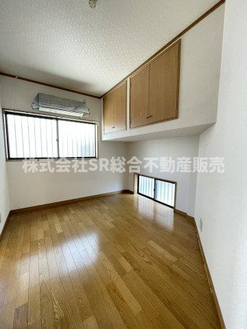 東石切町2丁目中古戸建の洋室|1F　5.0帖。2面採光で明るい光が入ってきます！