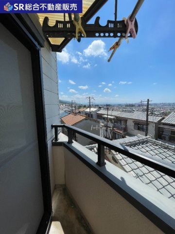 東石切町2丁目中古戸建の洋室|1F　5.0帖。2面採光で明るい光が入ってきます！