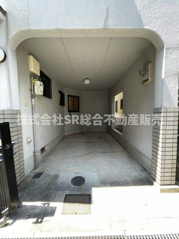 東石切町2丁目中古戸建の駐車場|お車をお持ちの方には必要な駐車場はビルトインガレージ1台分（車種による）です！