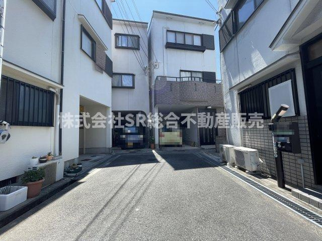 東石切町2丁目中古戸建の前面道路含む現地写真|当日予約も大歓迎です！土日祝、雨の日やお子様連れのお客様の送迎も可能ですのでお気になさらずお問合せ下さい。お仕事終わりのお時間にも柔軟に対応致しますのでお気軽にお申し付け下さいませ。