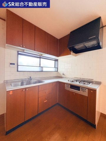 東石切町2丁目中古戸建のキッチン|キッチンは人気の高いL字型キッチン♪作業スペースが広く快適にお料理できます！