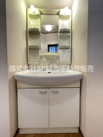 東石切町2丁目中古戸建の独立洗面台|温水シャワー付洗面化粧台があり朝の支度も楽々です☆