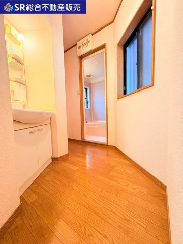 東石切町2丁目中古戸建の独立洗面台|温水シャワー付洗面化粧台があり朝の支度も楽々です☆