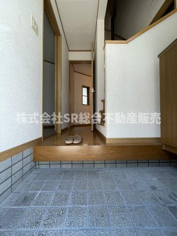 東石切町2丁目中古戸建の玄関|シューズボックス付きで整理整頓できます！