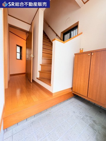 東石切町2丁目中古戸建の玄関|シューズボックス付きで整理整頓できます！