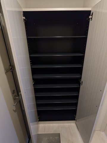 ハーモニーテラス志賀町Ⅹの玄関|301号室シューズボックス