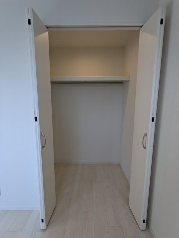ハーモニーテラス志賀町Ⅹの収納|301号室クローゼット