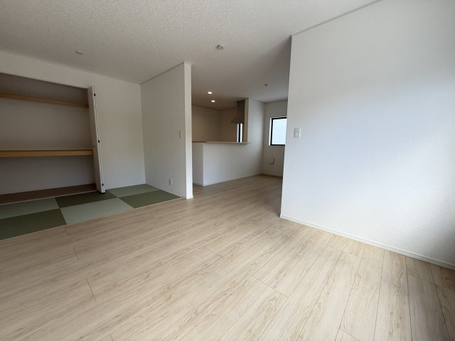 沖縄市胡屋　第1（全13棟）ラスト9号棟の居間・リビング|9号棟　LDK17帖＋畳コーナー3帖付き♪