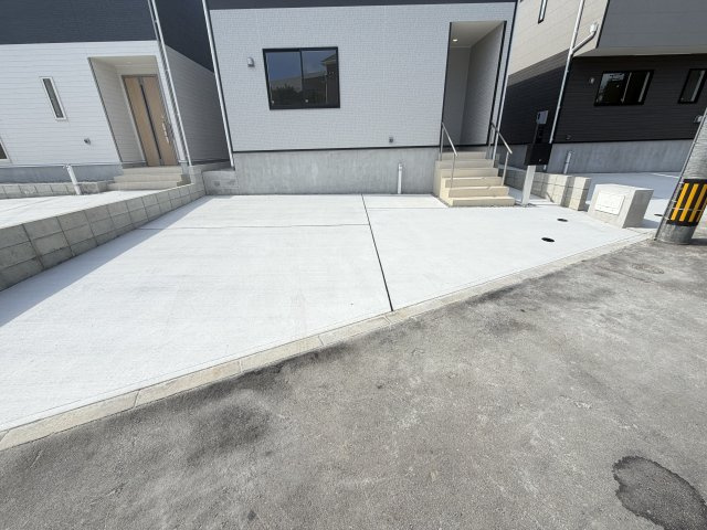 沖縄市胡屋　第1（全13棟）ラスト9号棟の駐車場|9号棟　並列駐車2台可♪EV車充電設備付き♪