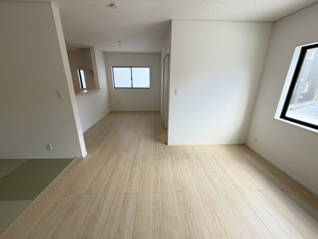 沖縄市胡屋　第1（全13棟）ラスト9号棟の居間・リビング|9号棟　LDK17帖＋畳コーナー3帖付き♪