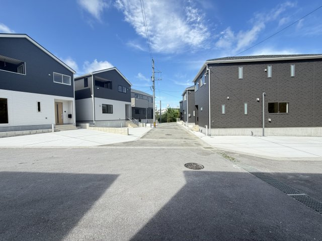 沖縄市胡屋　第1（全13棟）ラスト9号棟の前面道路含む現地写真|※南側5m道路♪