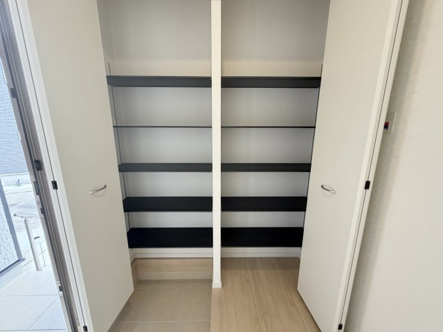 沖縄市胡屋　第1（全13棟）ラスト9号棟の玄関|9号棟　十分な収納付き玄関♪