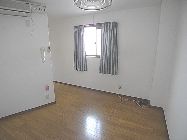 やなぎ屋マンションの洋室