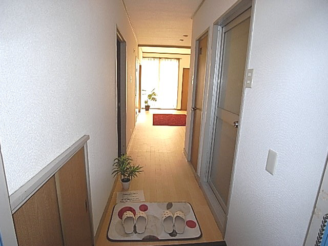 芳栄ハイツの玄関