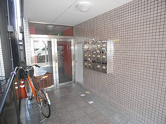 フリーディオ春日町のエントランス