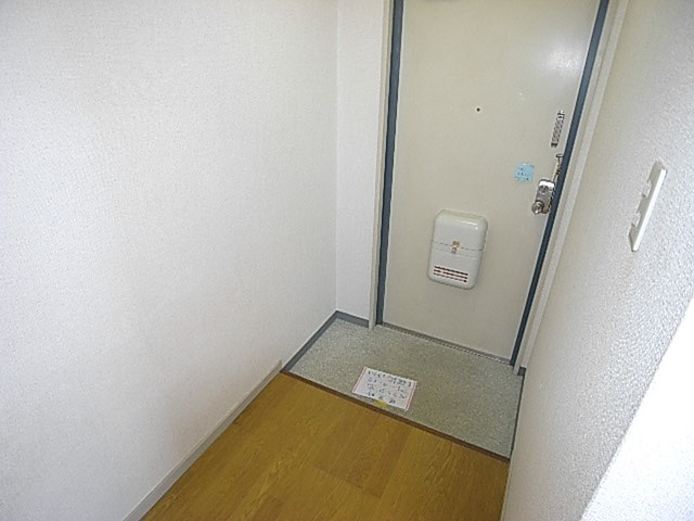 フリーディオ春日町の玄関