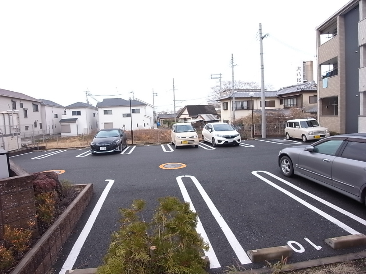 ユーアイハイツ新家の駐車場