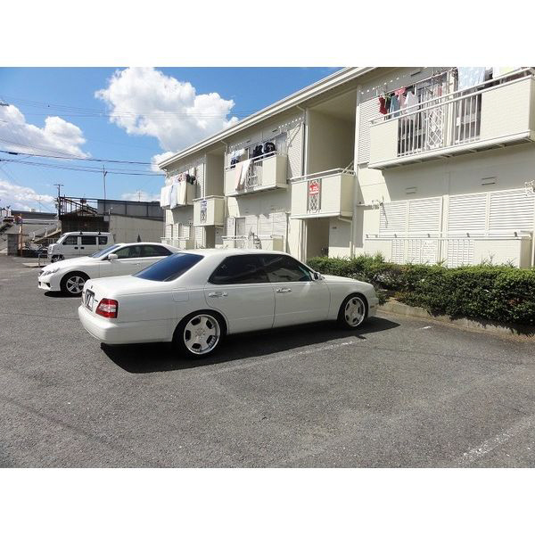 ハイツ昴の駐車場