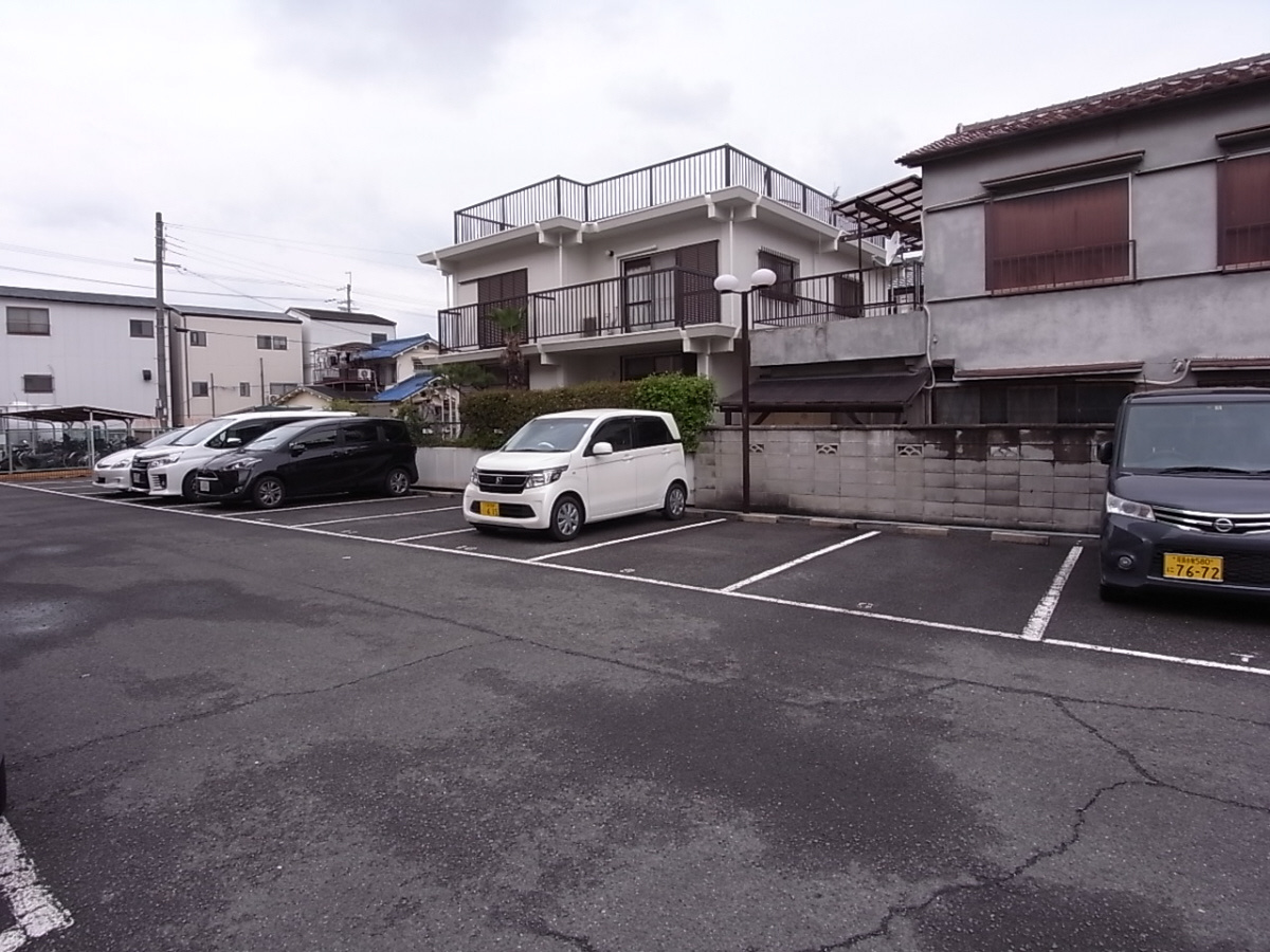 サンハイツ寝屋川の駐車場