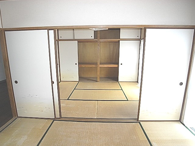 奥野マンションの洋室