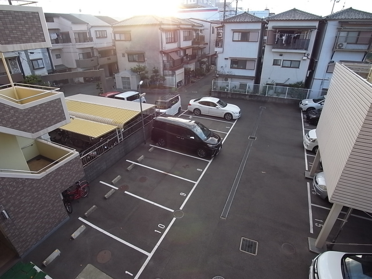 サンジェール増井の駐車場