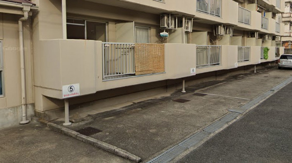 サンハイツ八坂の駐車場