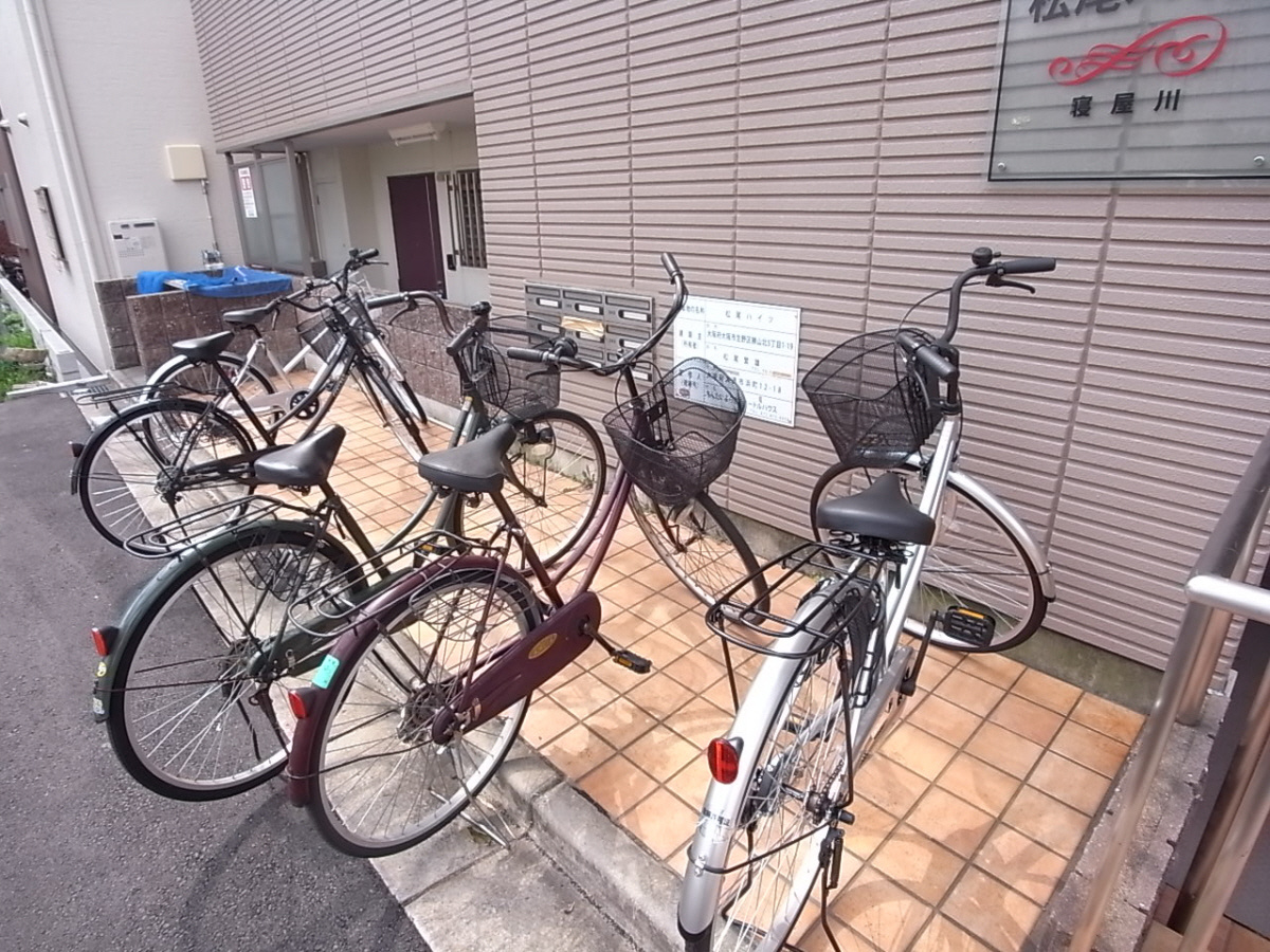 松尾ハイツ寝屋川の駐車場