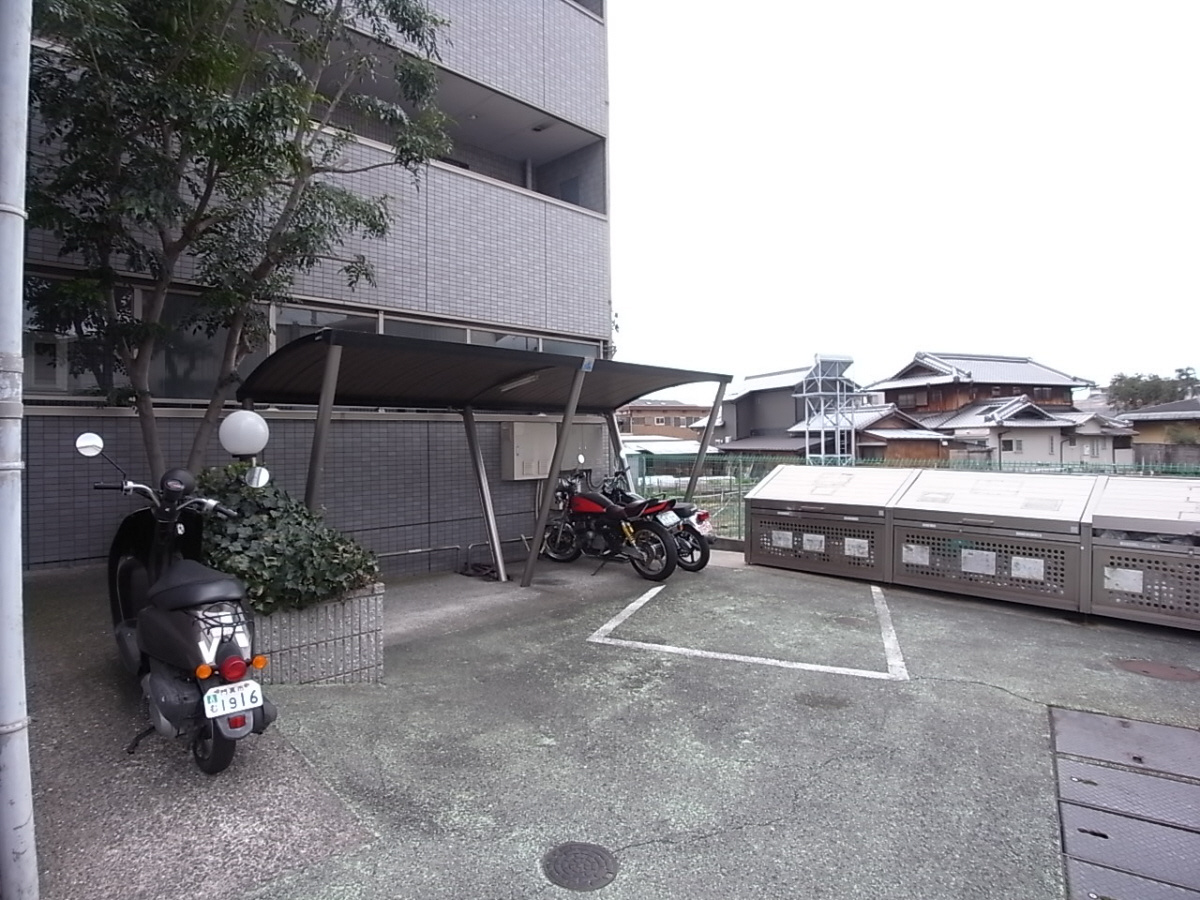 サンフレンドユー　マンションの駐車場