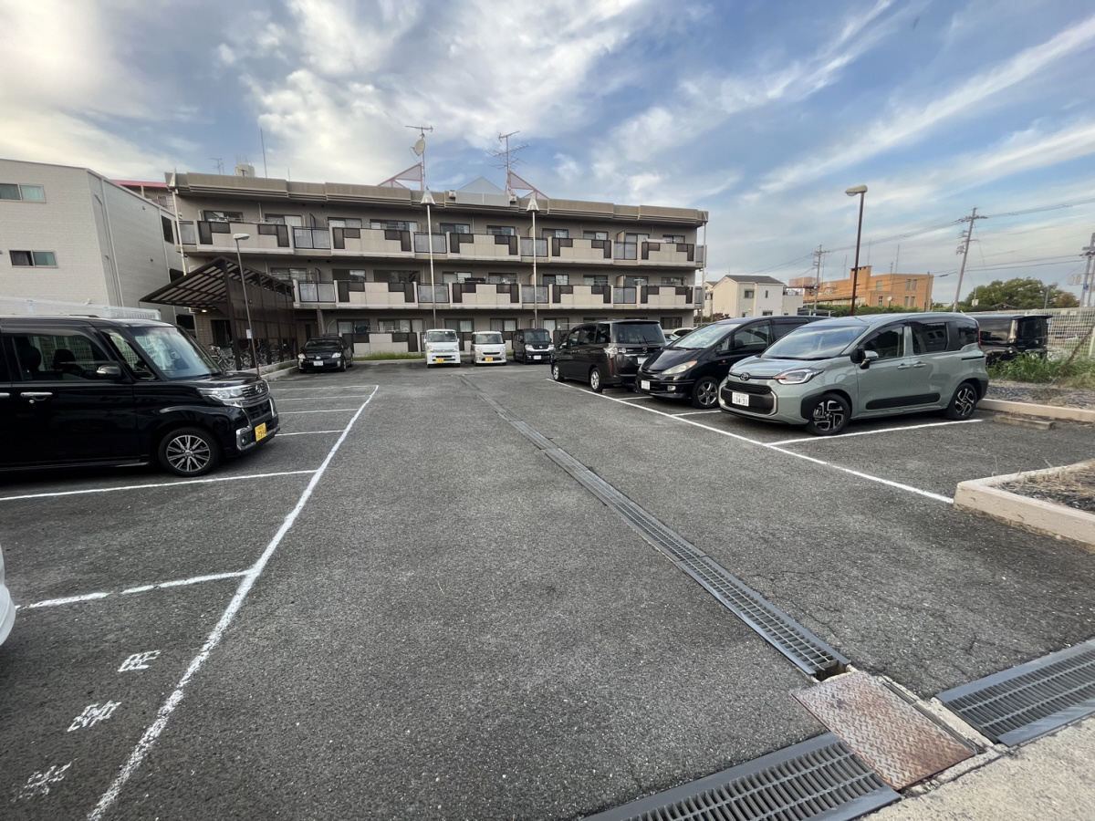 メゾンプレセアの駐車場
