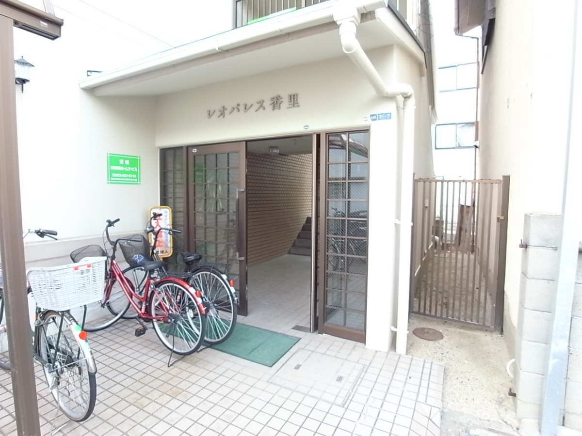 レオパレス香里のエントランス