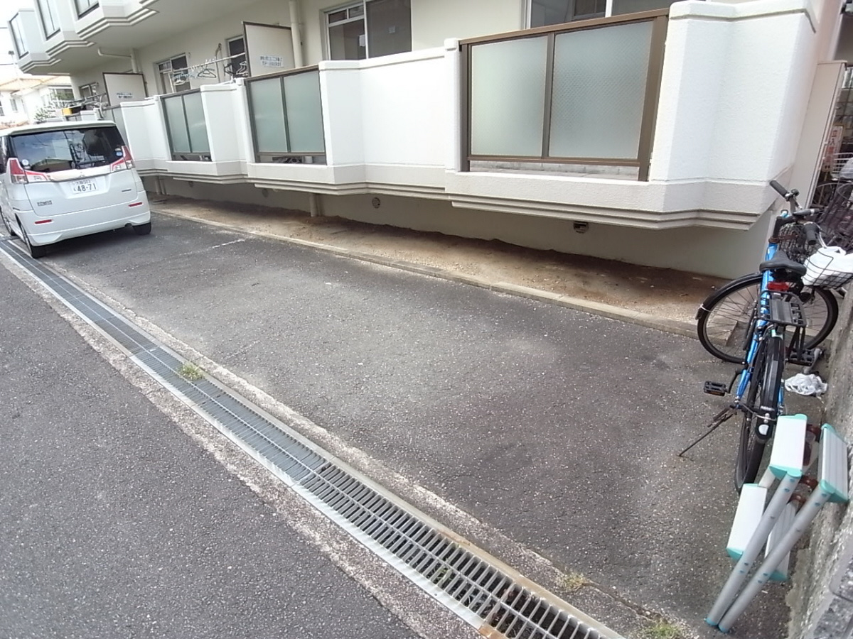 レオパレス香里の駐車場
