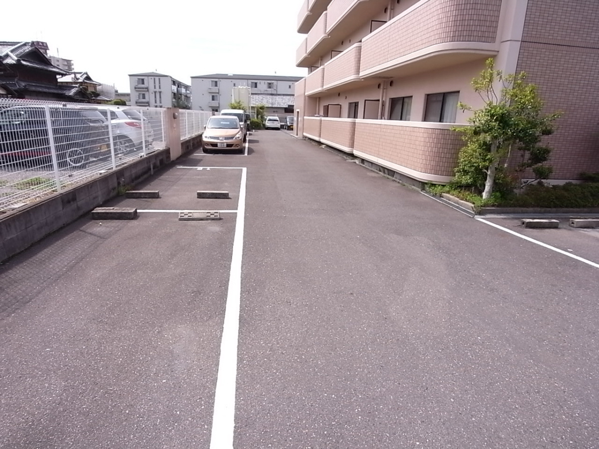マンショングランメールの駐車場