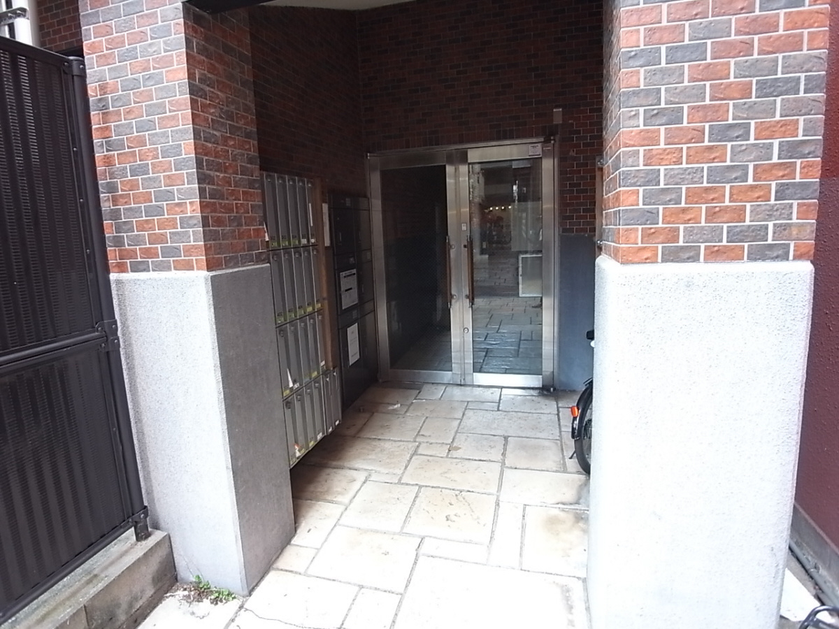 寝屋川市東大利町の賃貸マンションの駐車場
