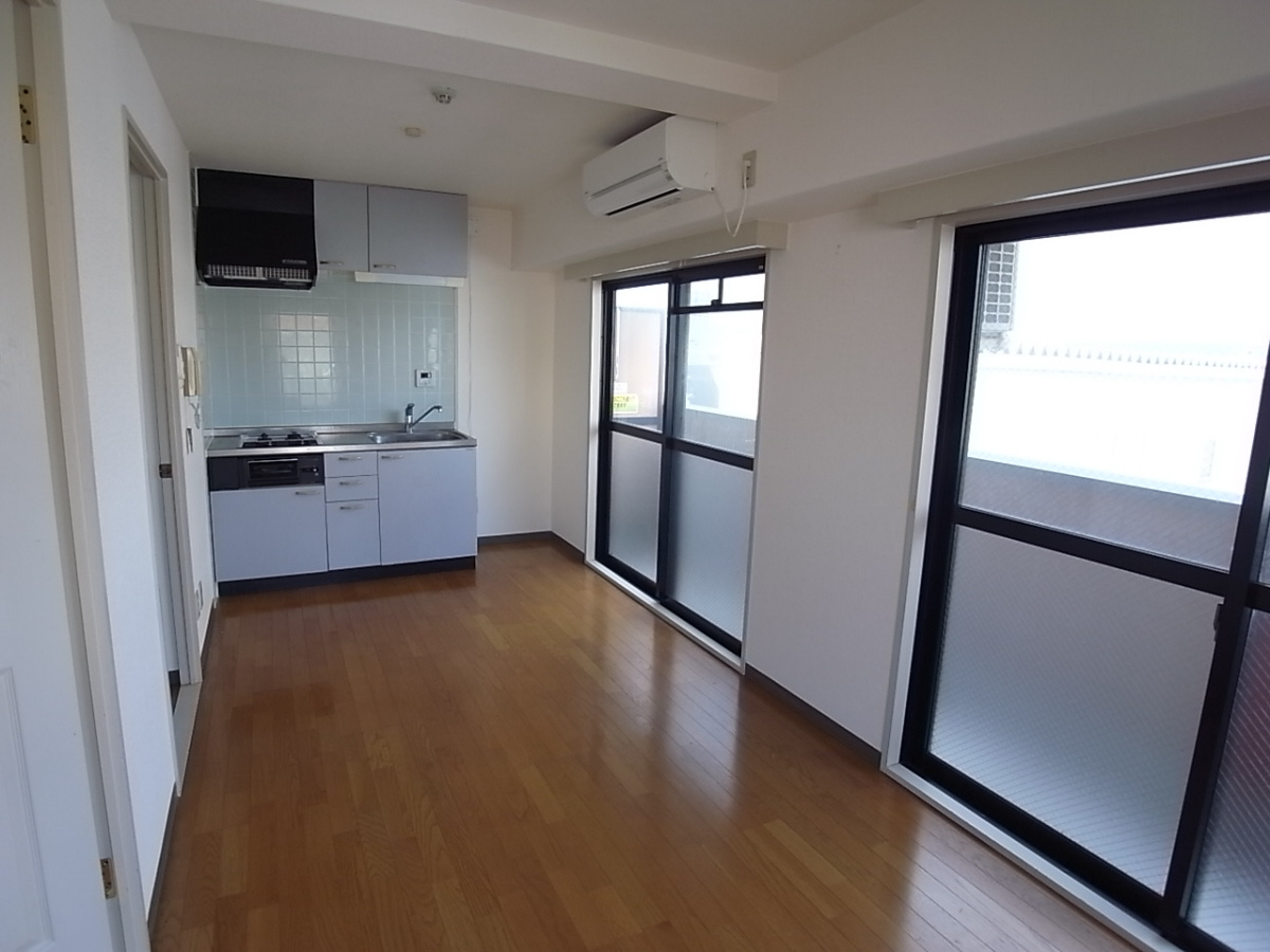 寝屋川市東大利町の賃貸マンションの居間・リビング