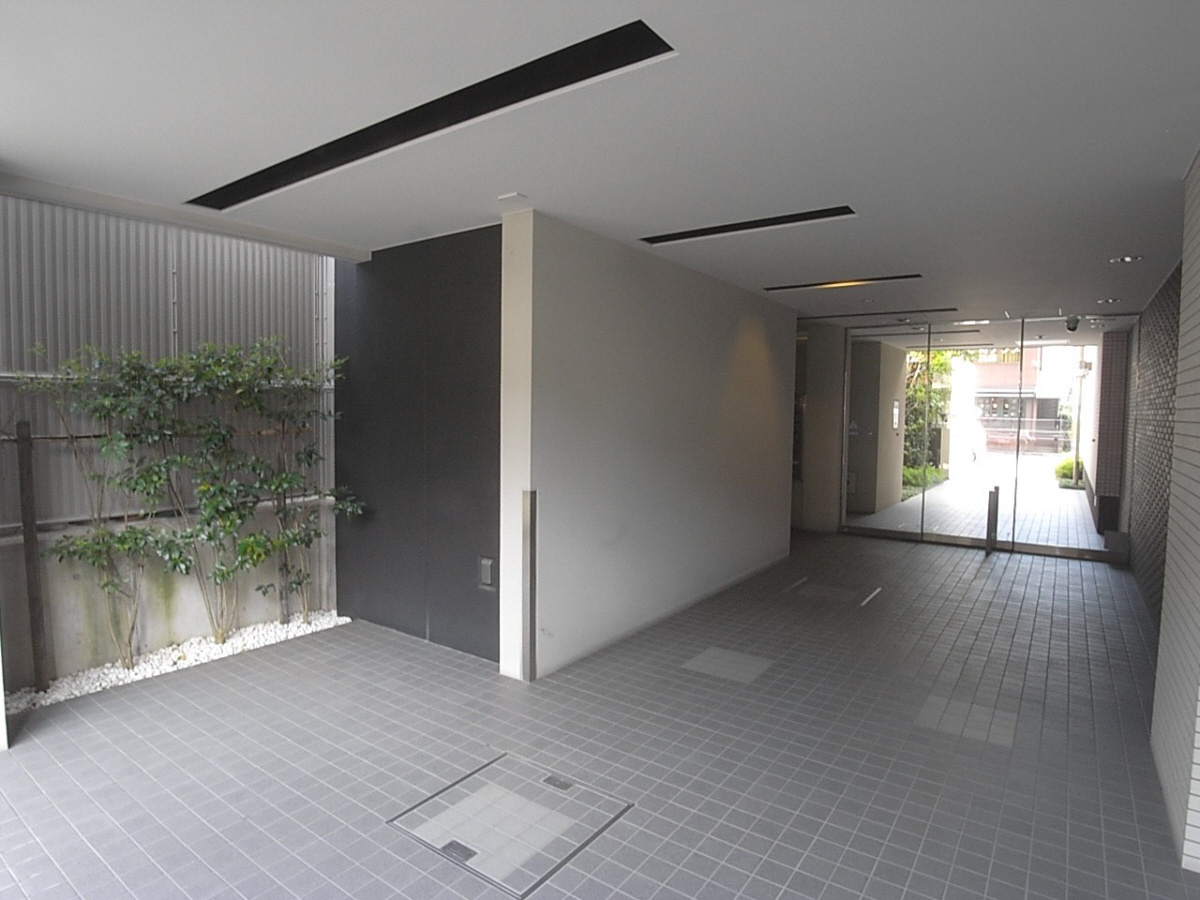 寝屋川市香里西之町の賃貸マンションのエントランス