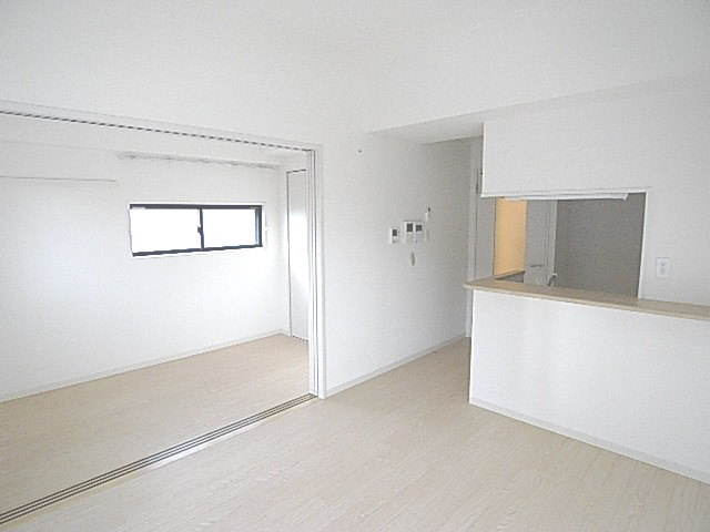 寝屋川市香里西之町の賃貸マンションの居間・リビング