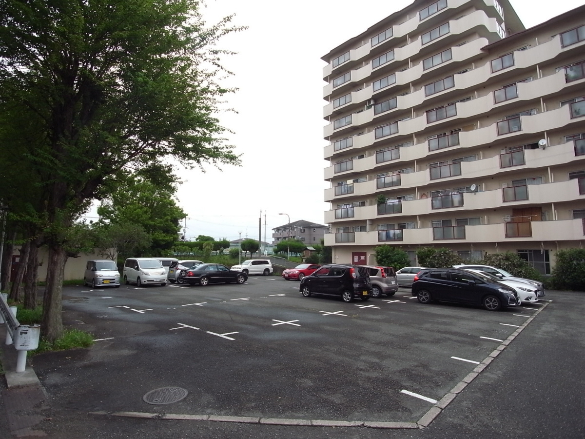 丸信リバーサイドコーポ2棟の駐車場