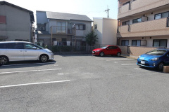 ファミーユ2の駐車場